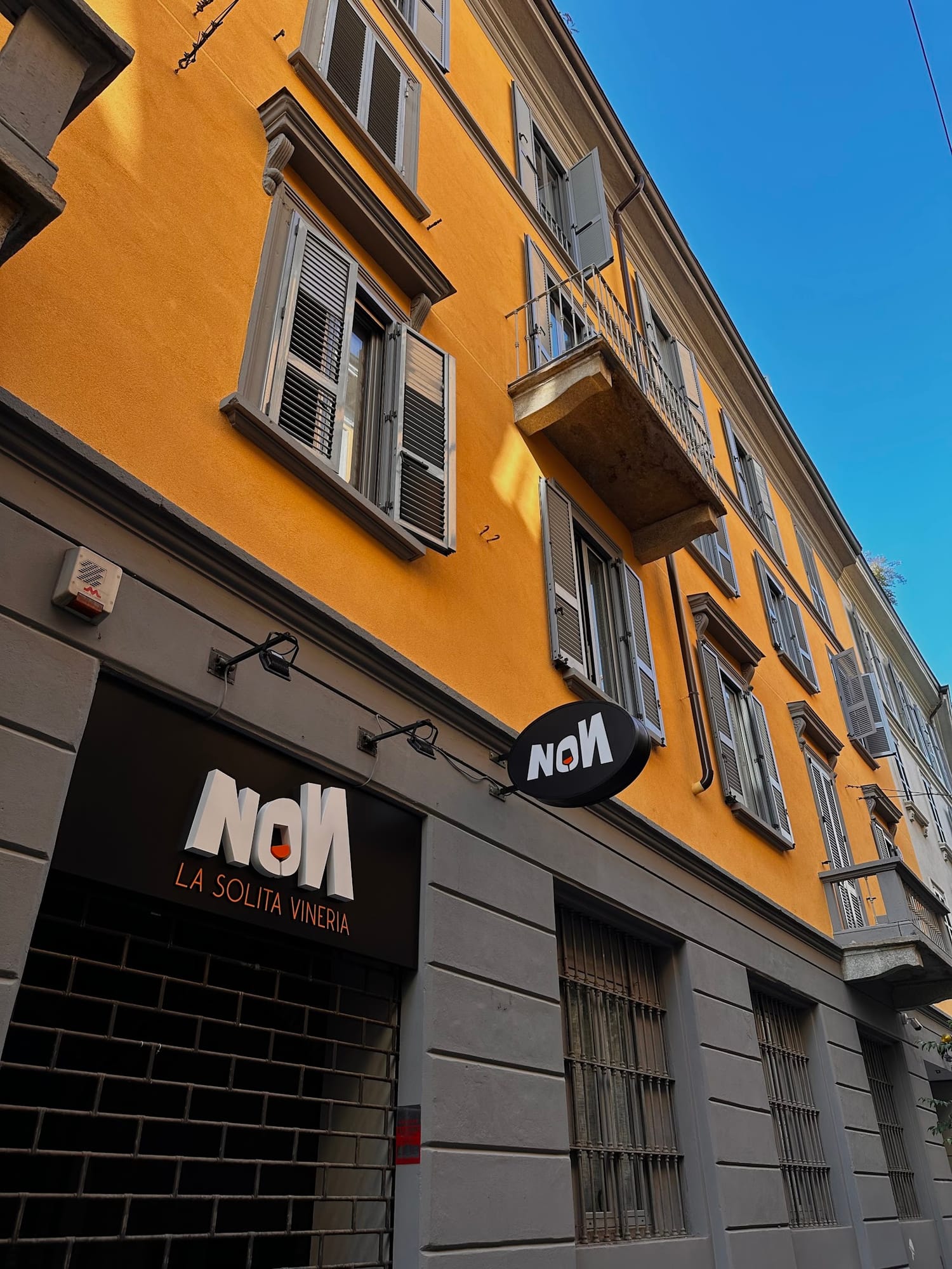 La facciata della vineria in Via Orti di giorno