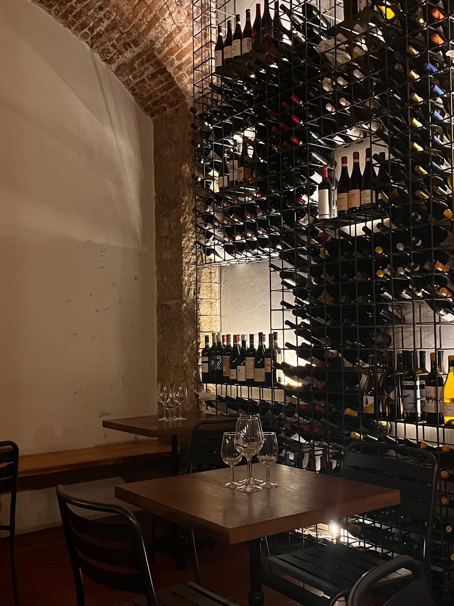 L'interno della vineria: il tavolino e la parete dei vini