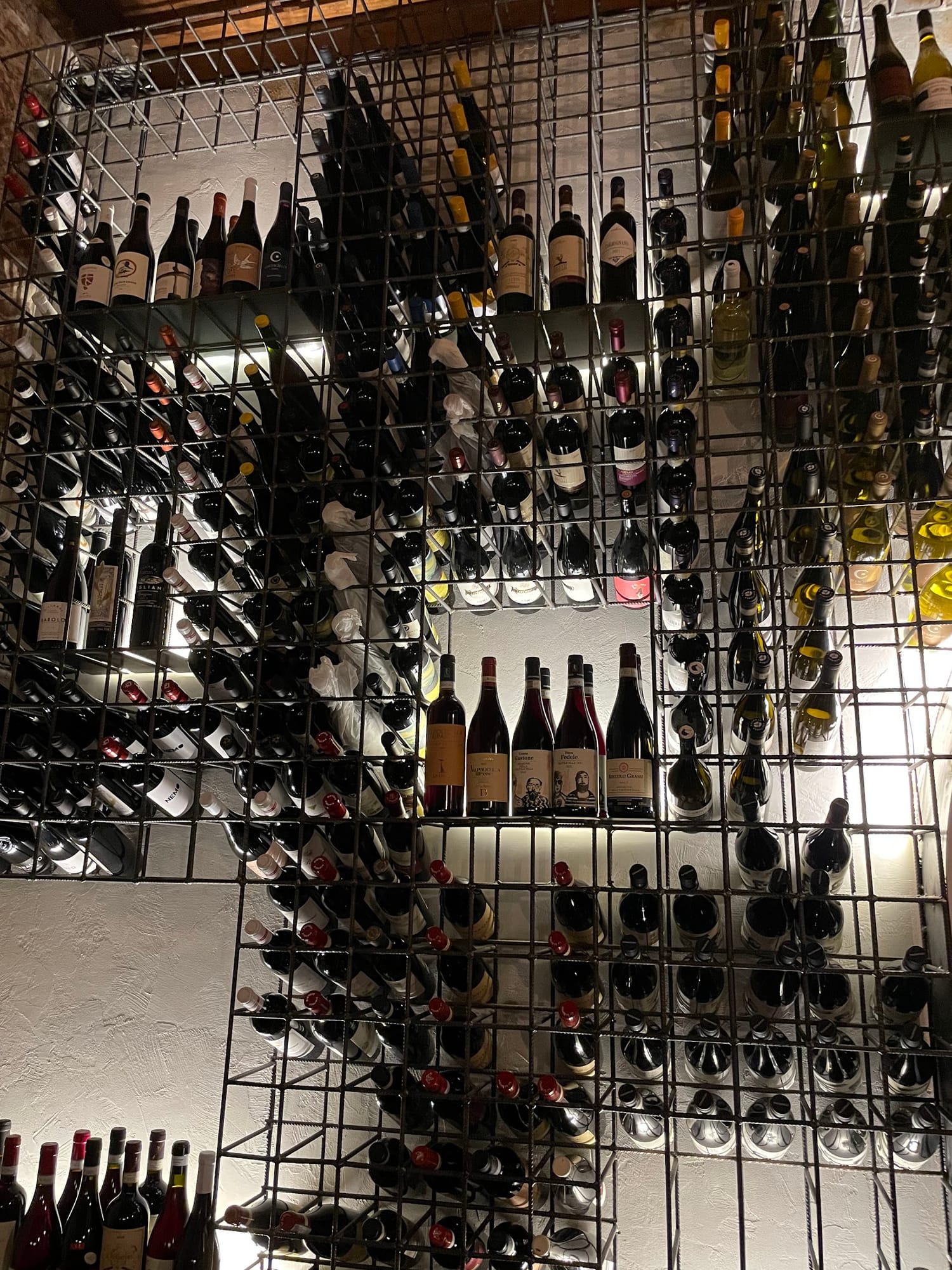 La parete dei vini: centinaia di etichette nella griglia