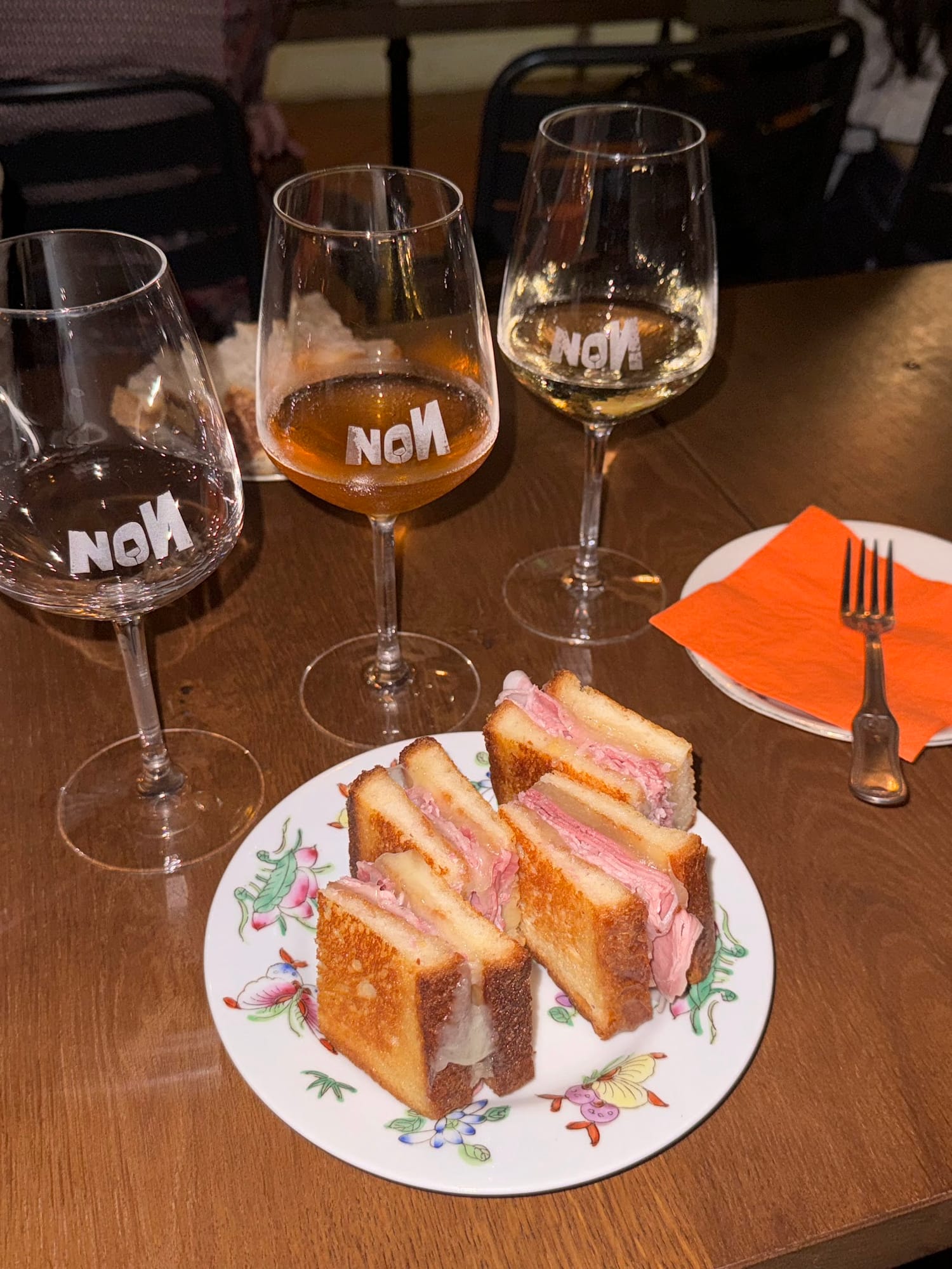 Il toast della vineria, con i calici marchiati NON