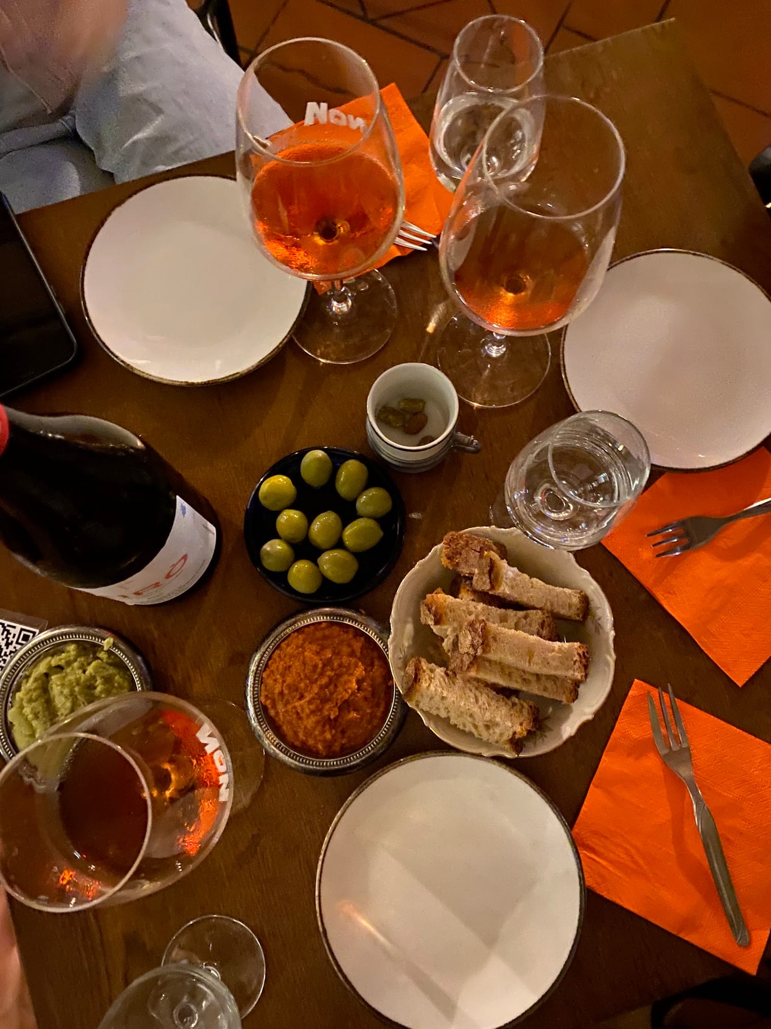 Aperitivo: olive, stuzzichini e vino naturale
