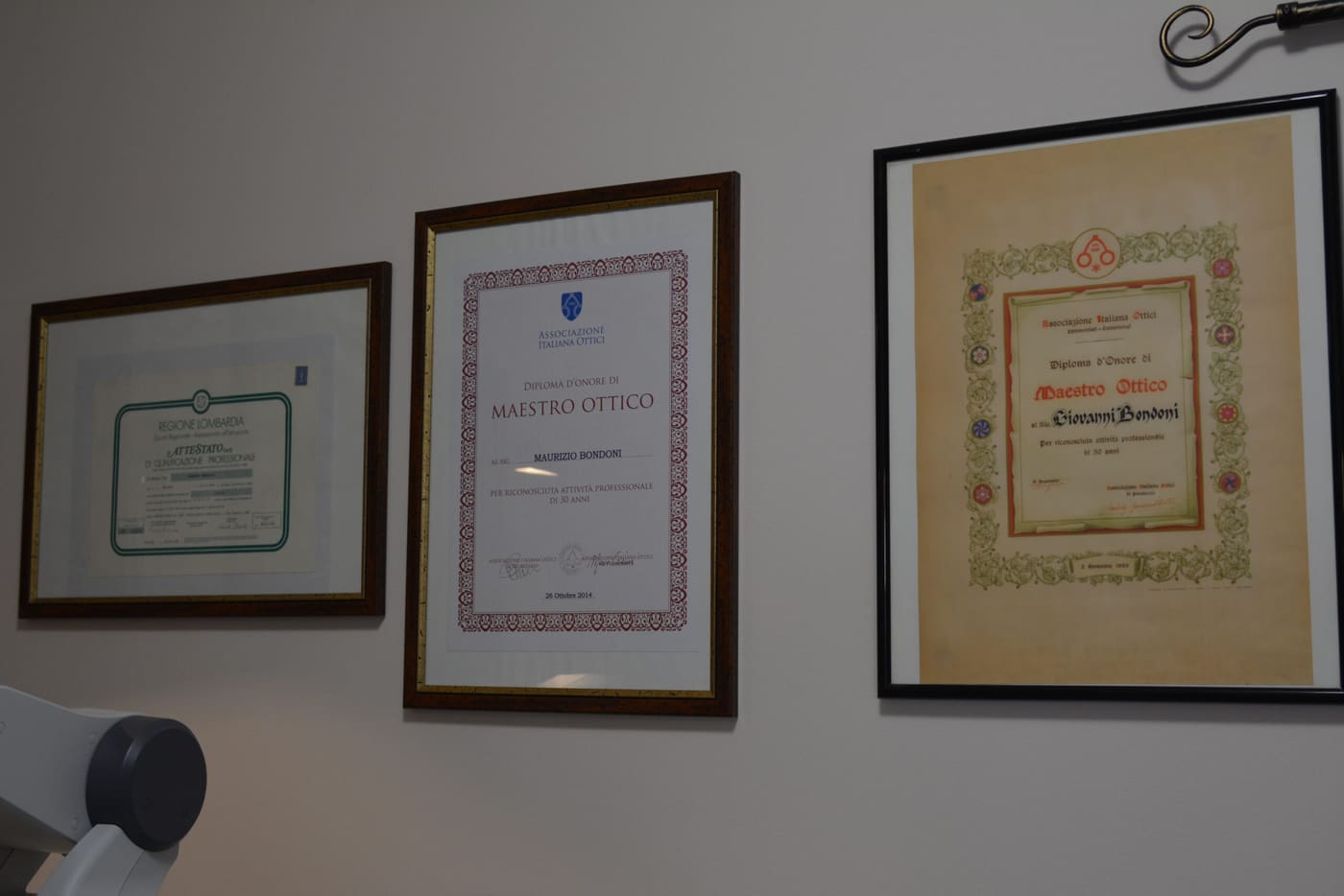Il diploma di Maestro Ottico incorniciato sulla parete del negozio