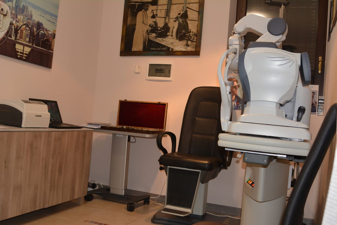La sala esame con la poltrona e gli strumenti per il controllo della vista