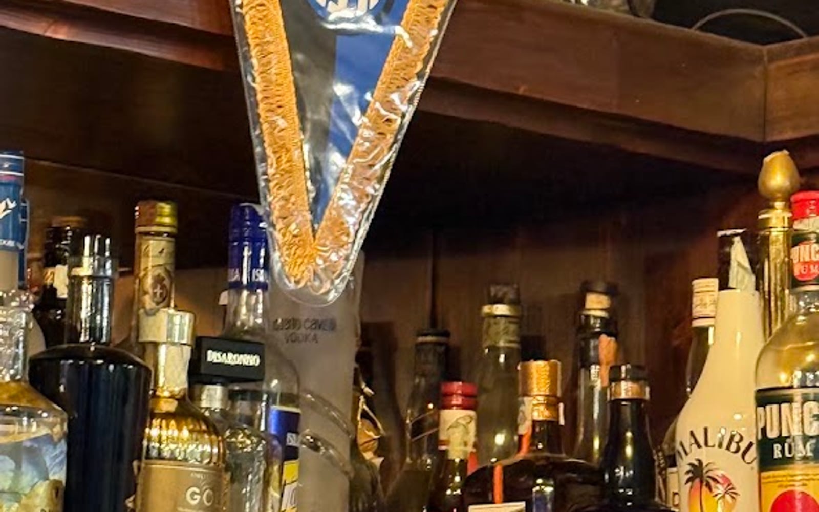 Il banco dell'Old Tenconi Pub con le birre e il gagliardetto dell'Inter