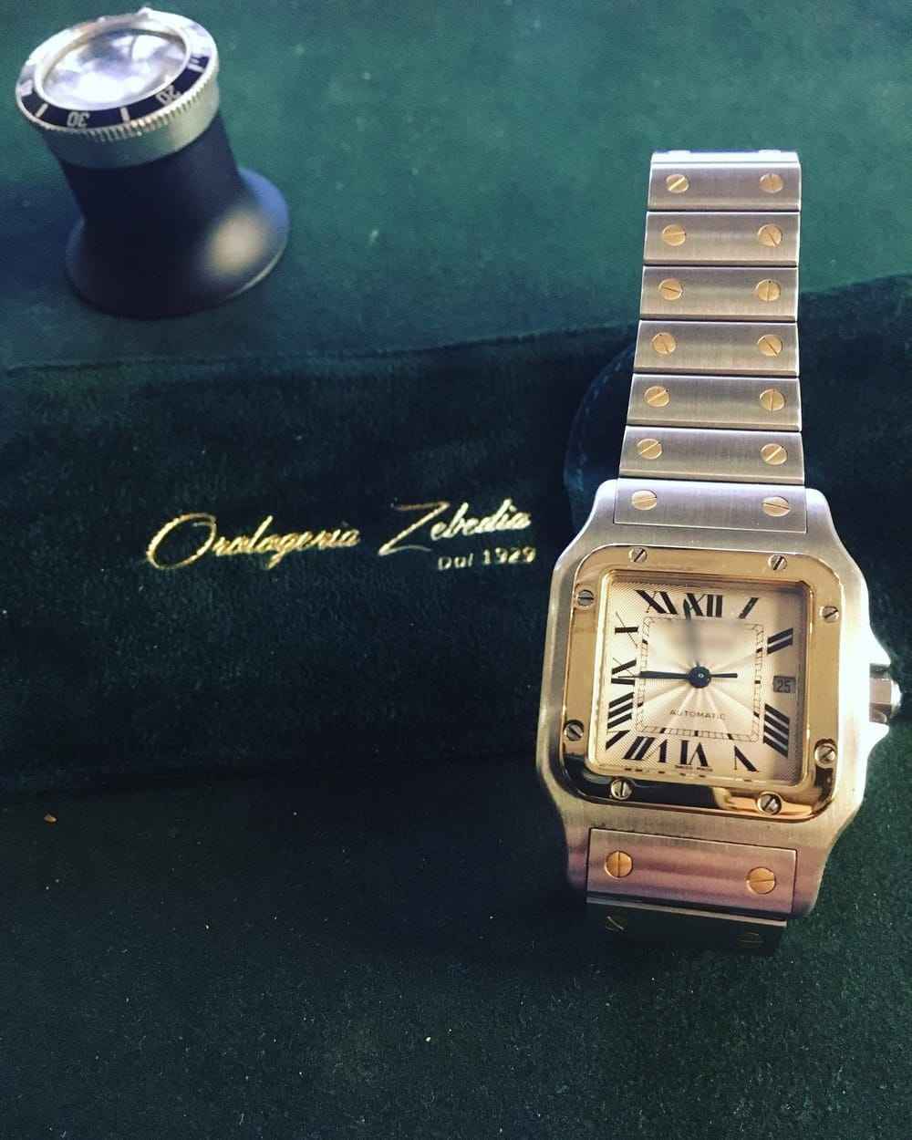 Un automatico quadrato acciaio e oro, col bracciale.