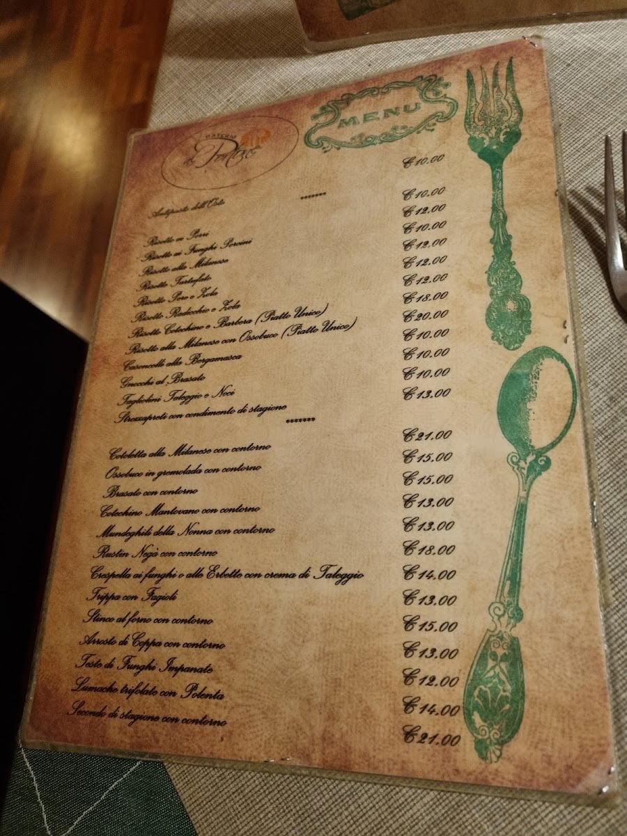 Il menu dell'osteria, scritto in corsivo su carta anticata, con il logo in alto