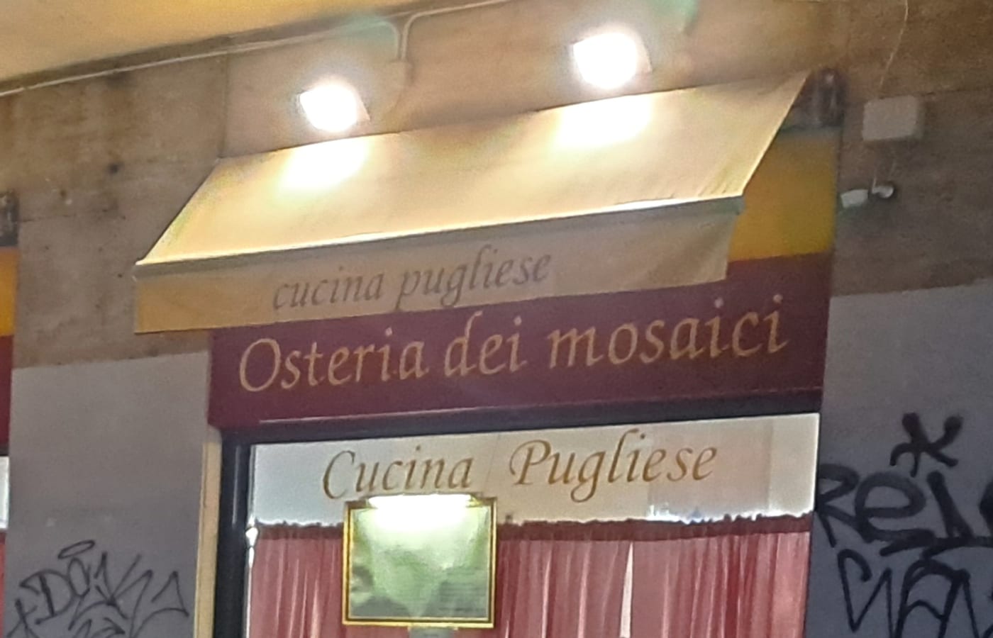 La facciata dell'Osteria dei Mosaici in Via Paravia, insegna Cucina Pugliese