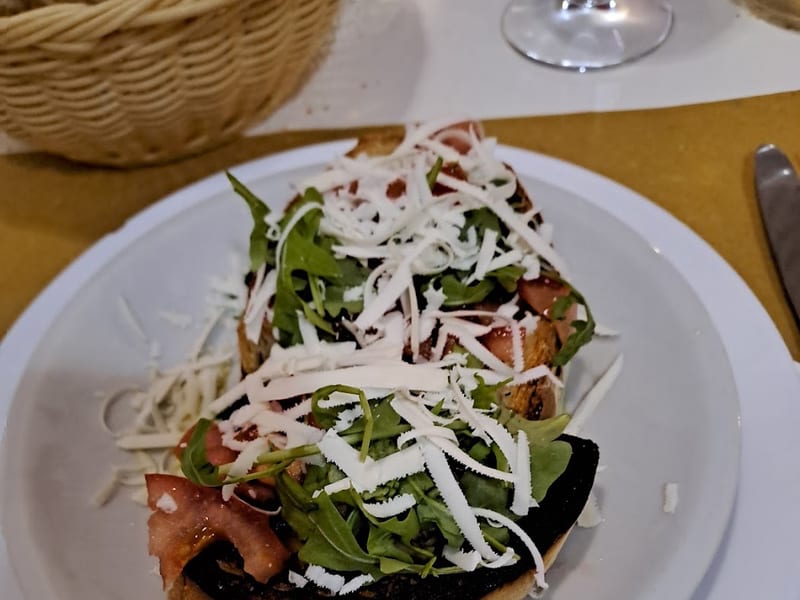 Bruschetta con rucola e pomodoro