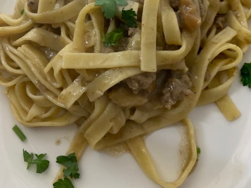 Tagliatelle ai funghi e salsiccia