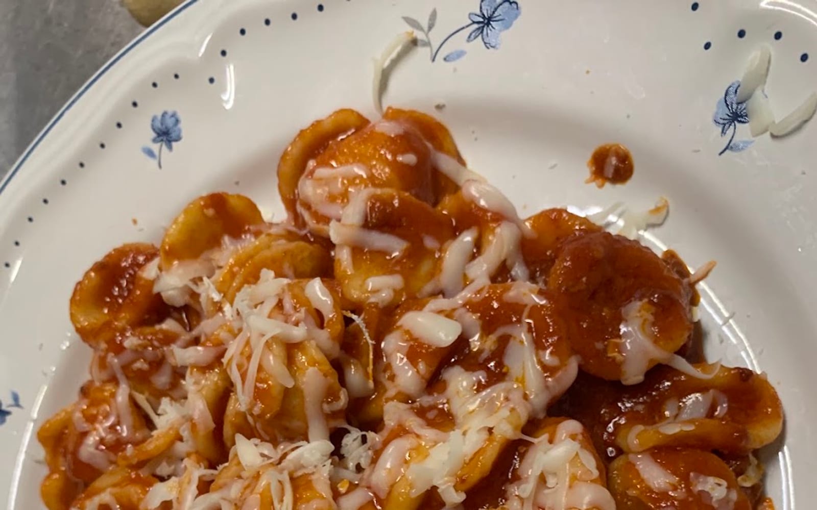 Un piatto di orecchiette al pomodoro con ricotta salata dell'Osteria dei Mosaici