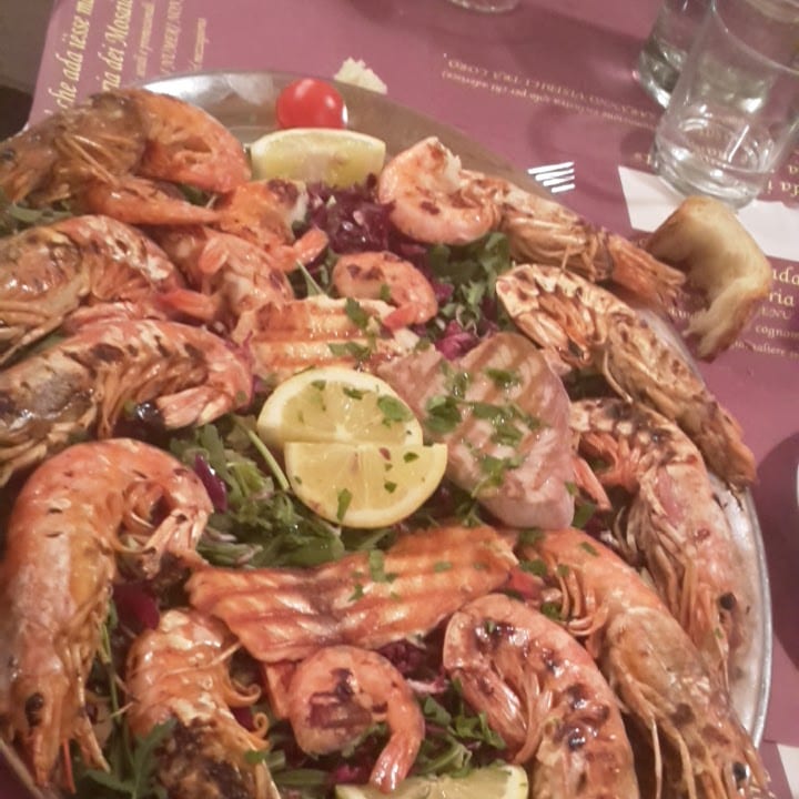 Piatto di gamberi e crostacei