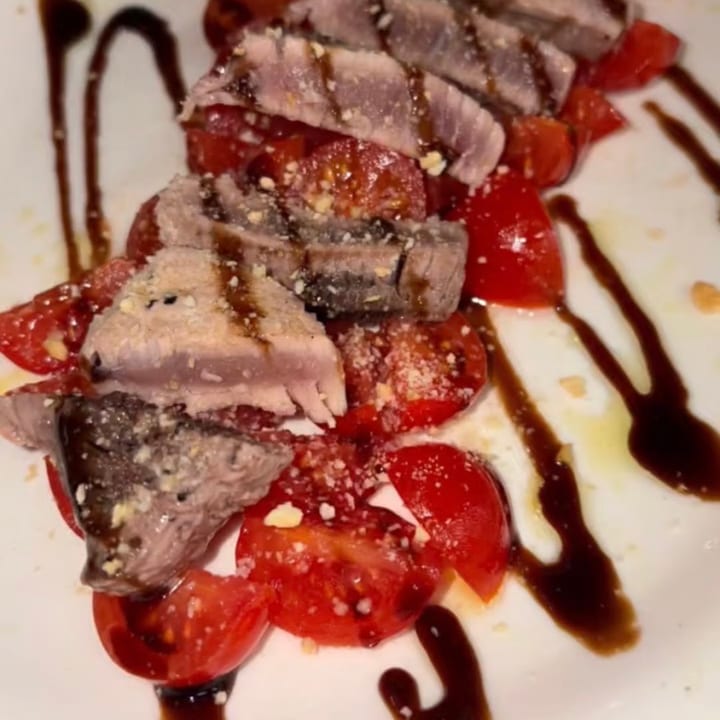 Tagliata di tonno con pomodorini