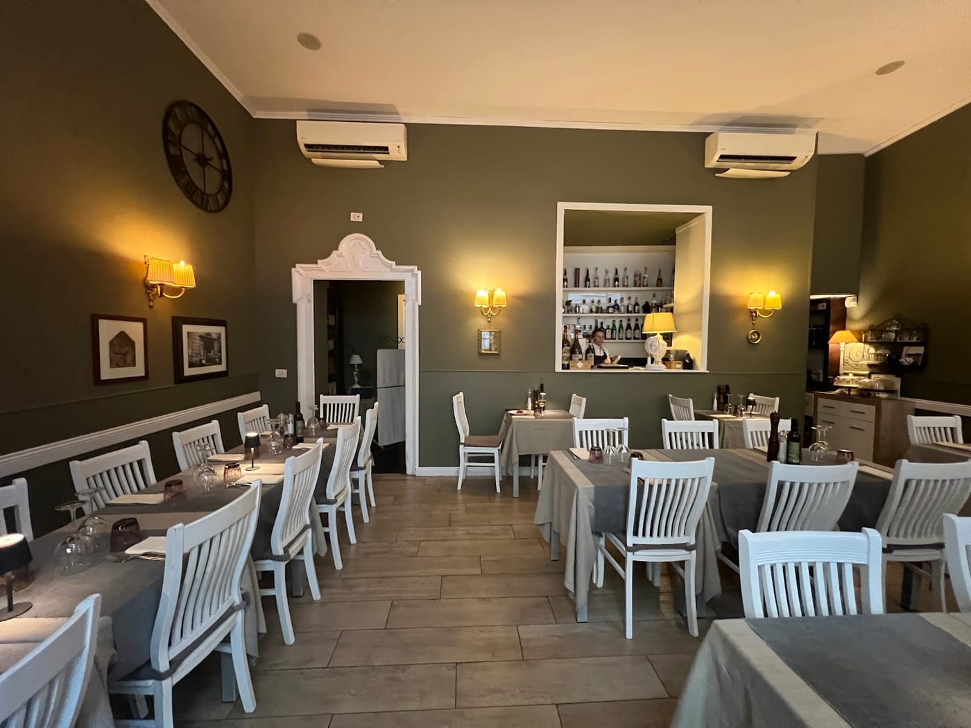 La sala dell'Osteria del Borgo Antico, con le foto in bianco e nero alle pareti