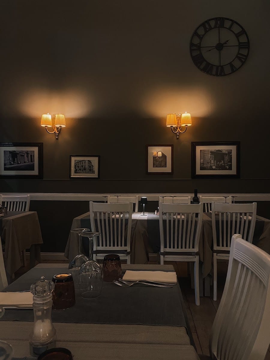 La sala a lume di candela con le foto alle pareti