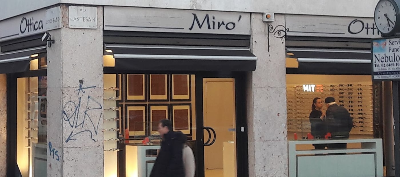 L'insegna di Ottica Mirò all'angolo di Via Astesani, con l'occhio disegnato