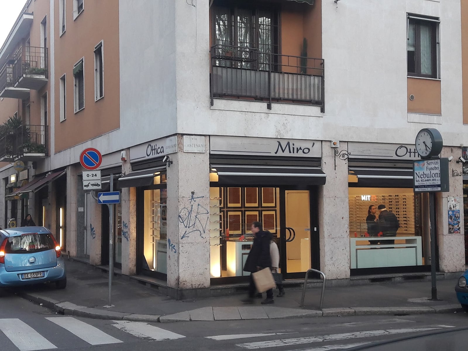 La vetrina d'angolo di Ottica Mirò tra Via George Sand e Via Astesani