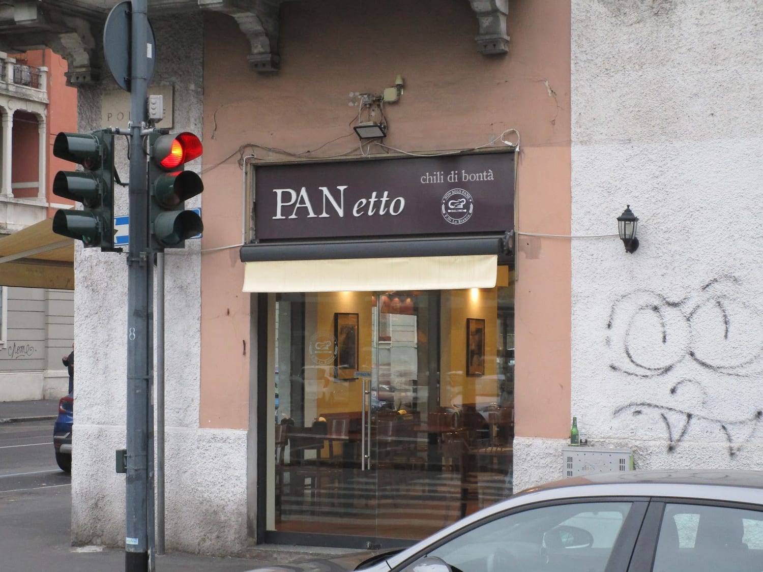 L'ingresso di PANetto sull'angolo di viale Suzzani