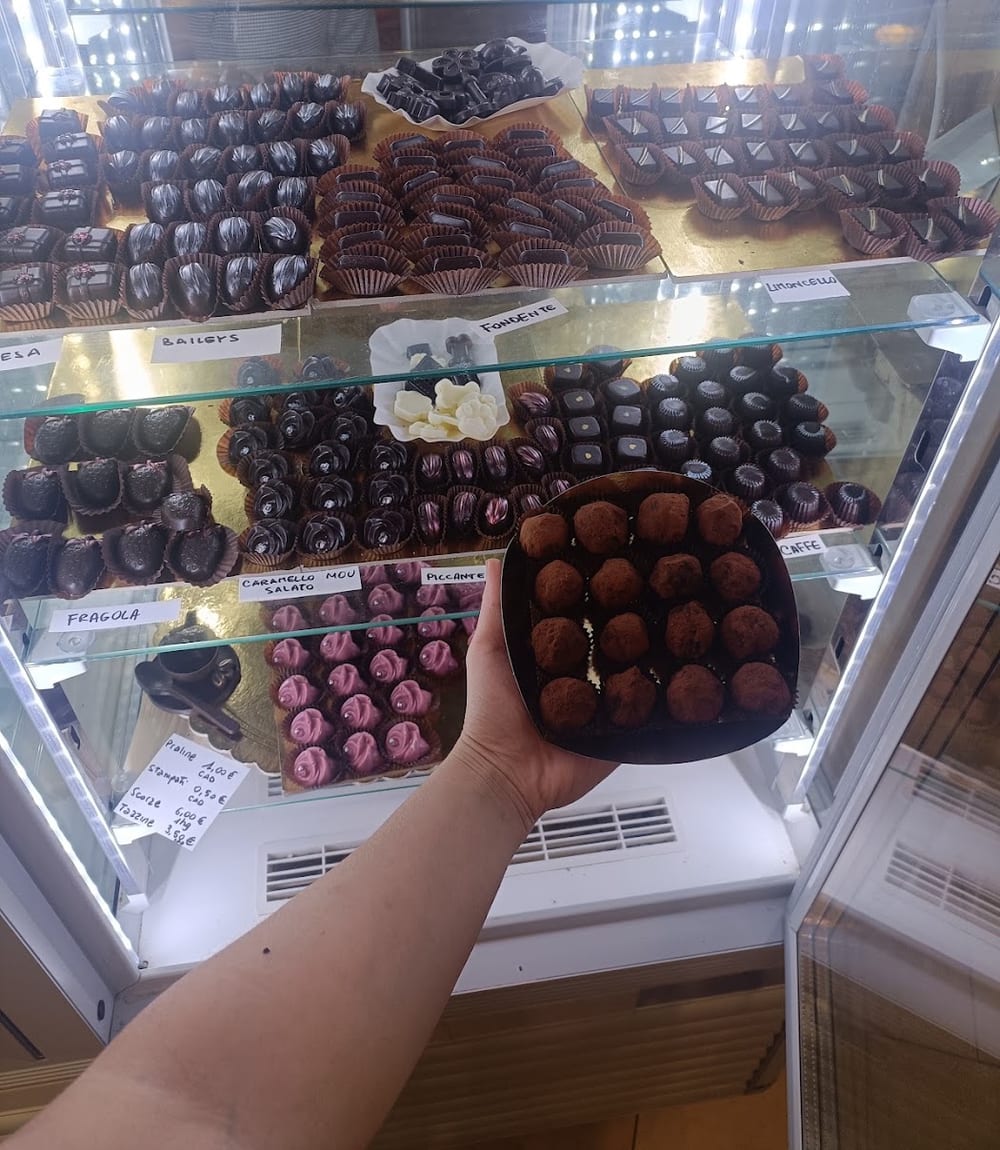 Un vassoio di cioccolatini artigianali