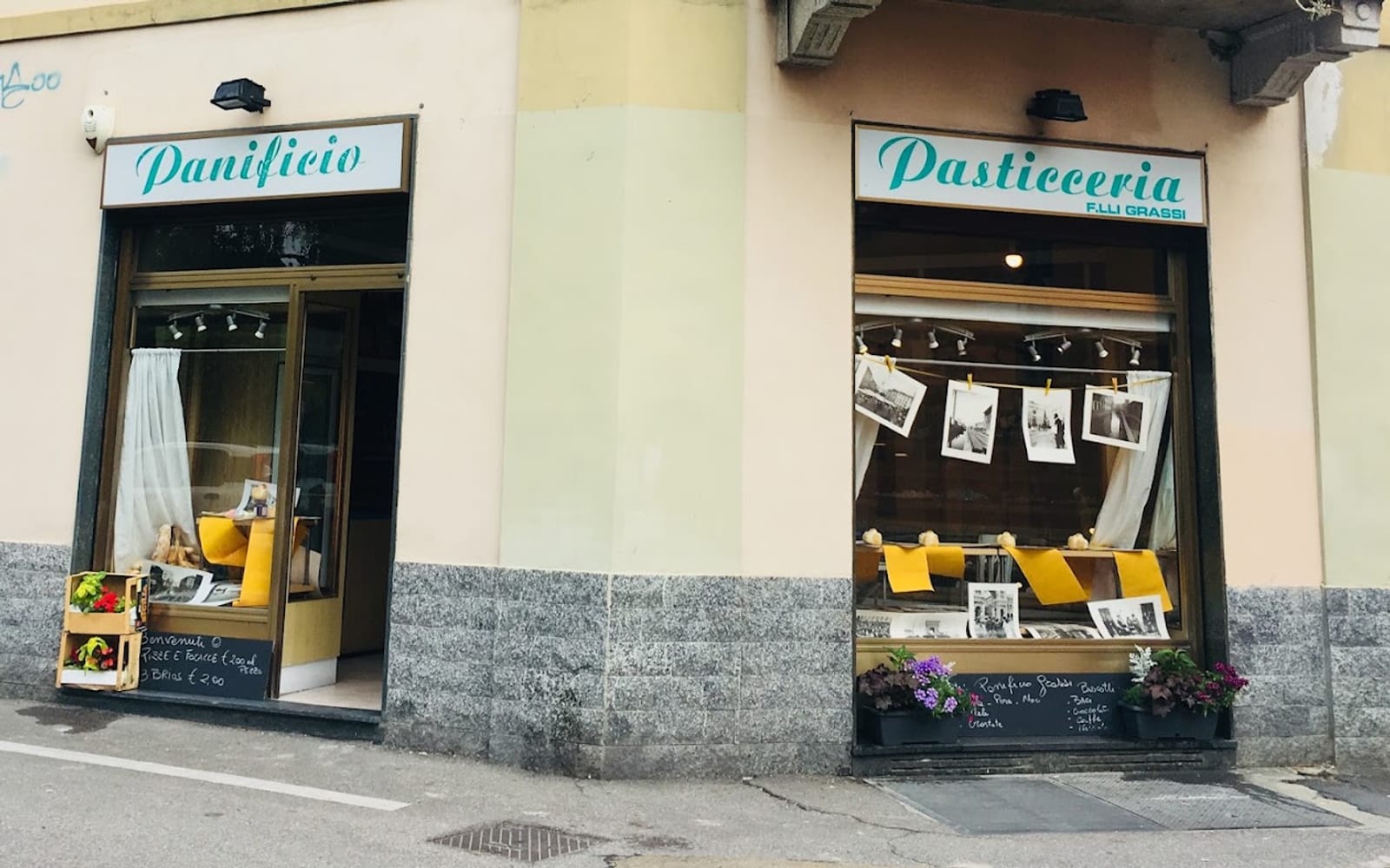 La facciata ad angolo del Panificio Pasticceria F.lli Grassi, con le insegne Panificio e Pasticceria