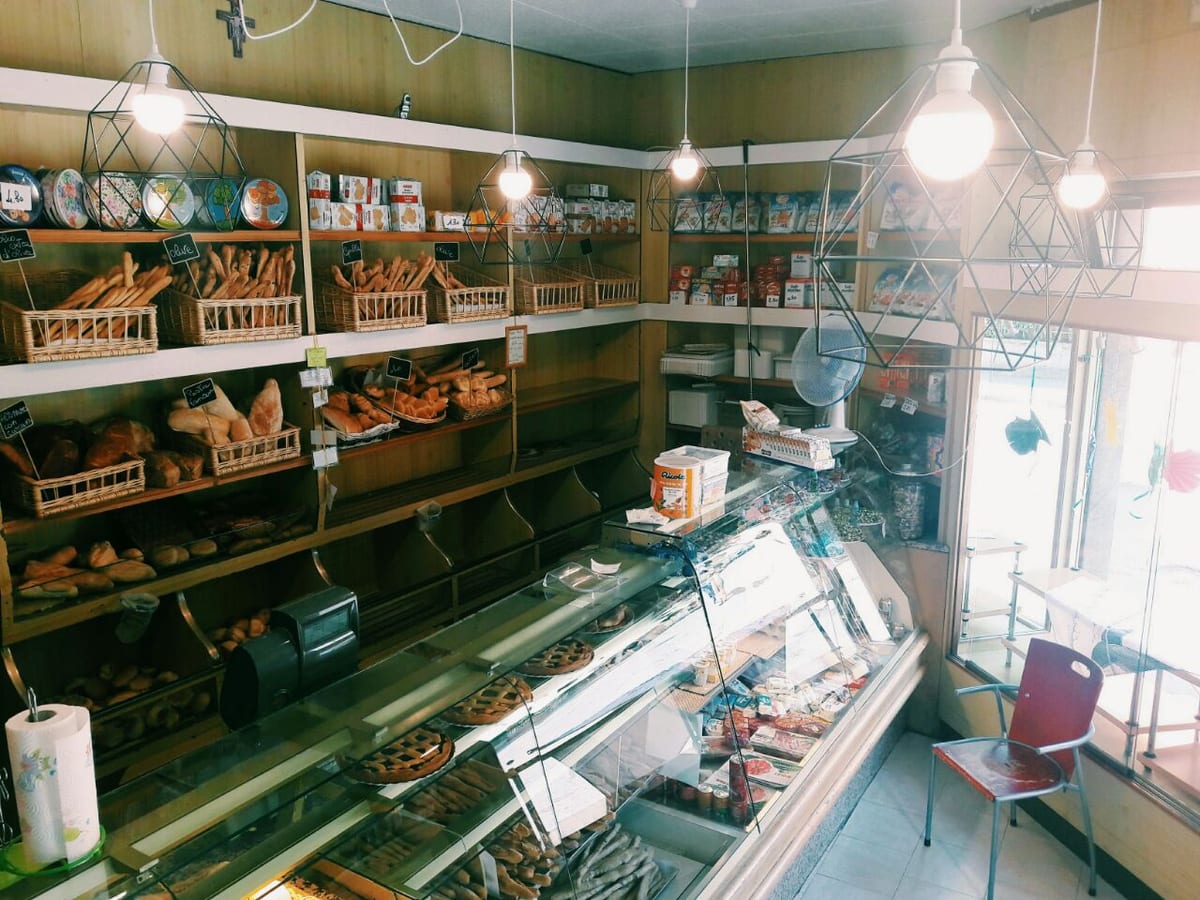 L'interno del forno, con gli scaffali del pane