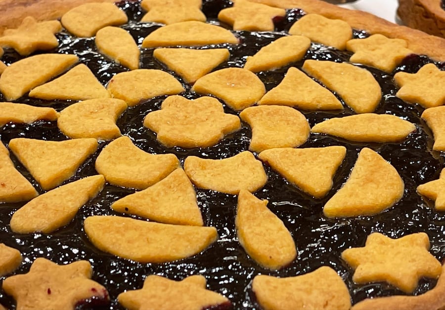Frollini di pasta frolla a forma di cuore e stella