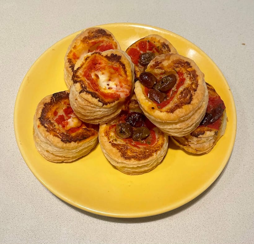 Pizzette di sfoglia al pomodoro