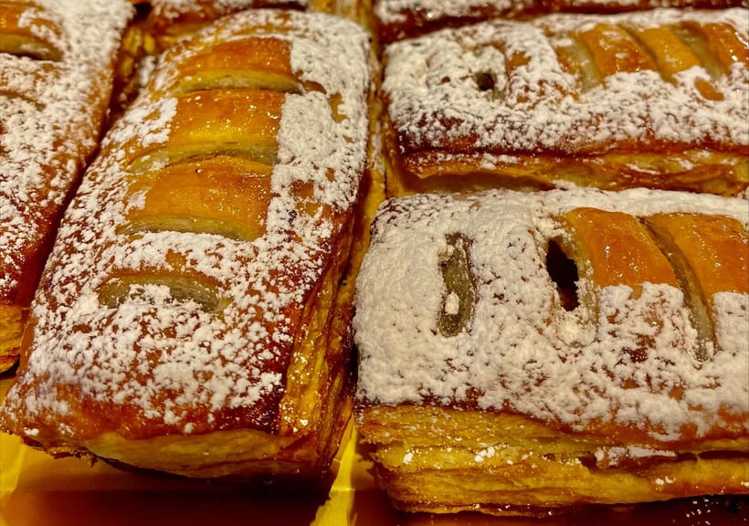 Dolci di sfoglia con zucchero a velo