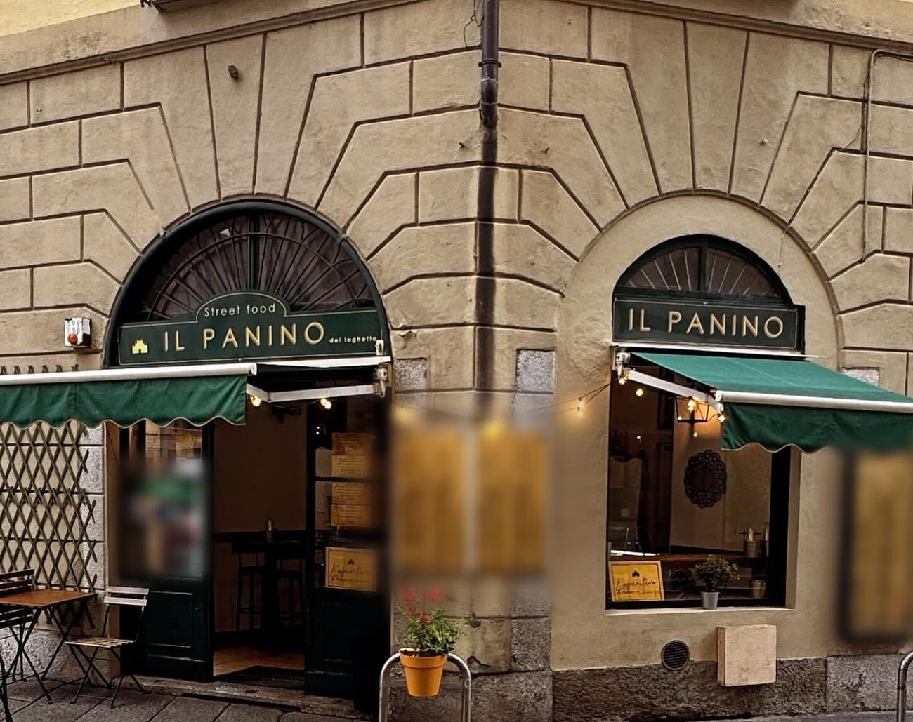 La facciata d'angolo coi due archi: l'insegna verde «Street food, Il Panino, del laghetto» col piccolo Duomo, le tende verdi a festoni, le lucine.