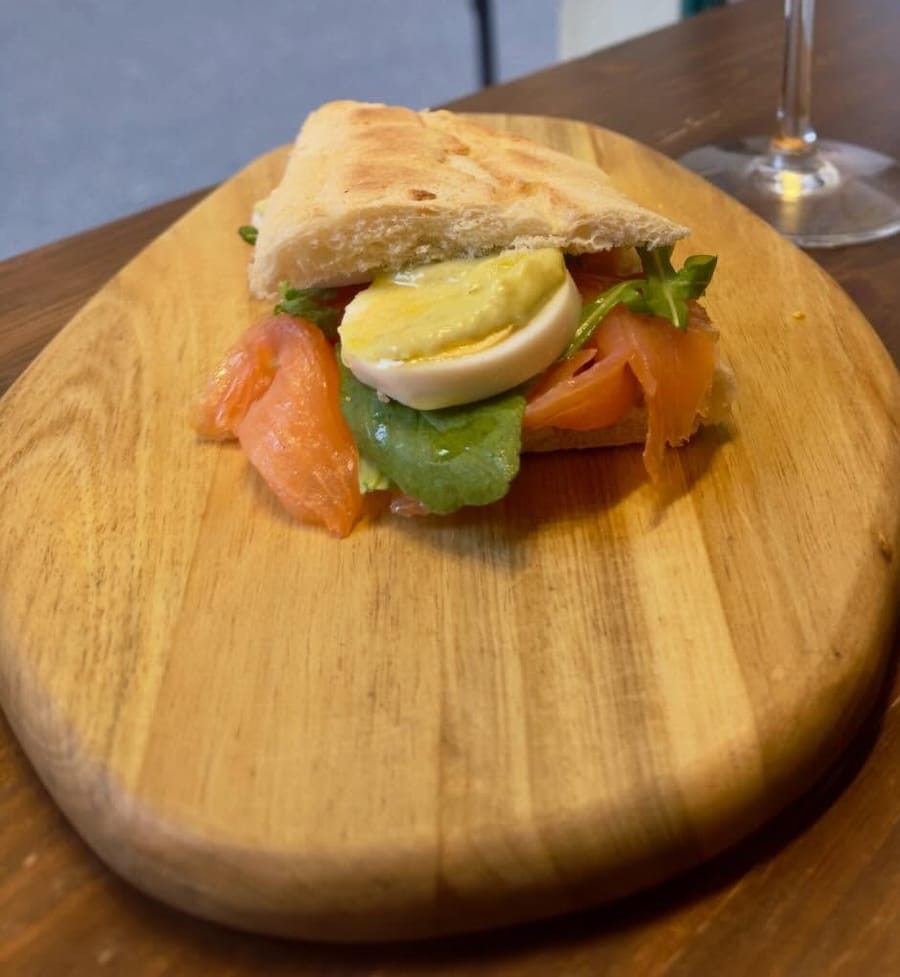 Lo Special Fish sul tagliere: il salmone affumicato, l'uovo sodo a fette, il guacamole e la rucola.