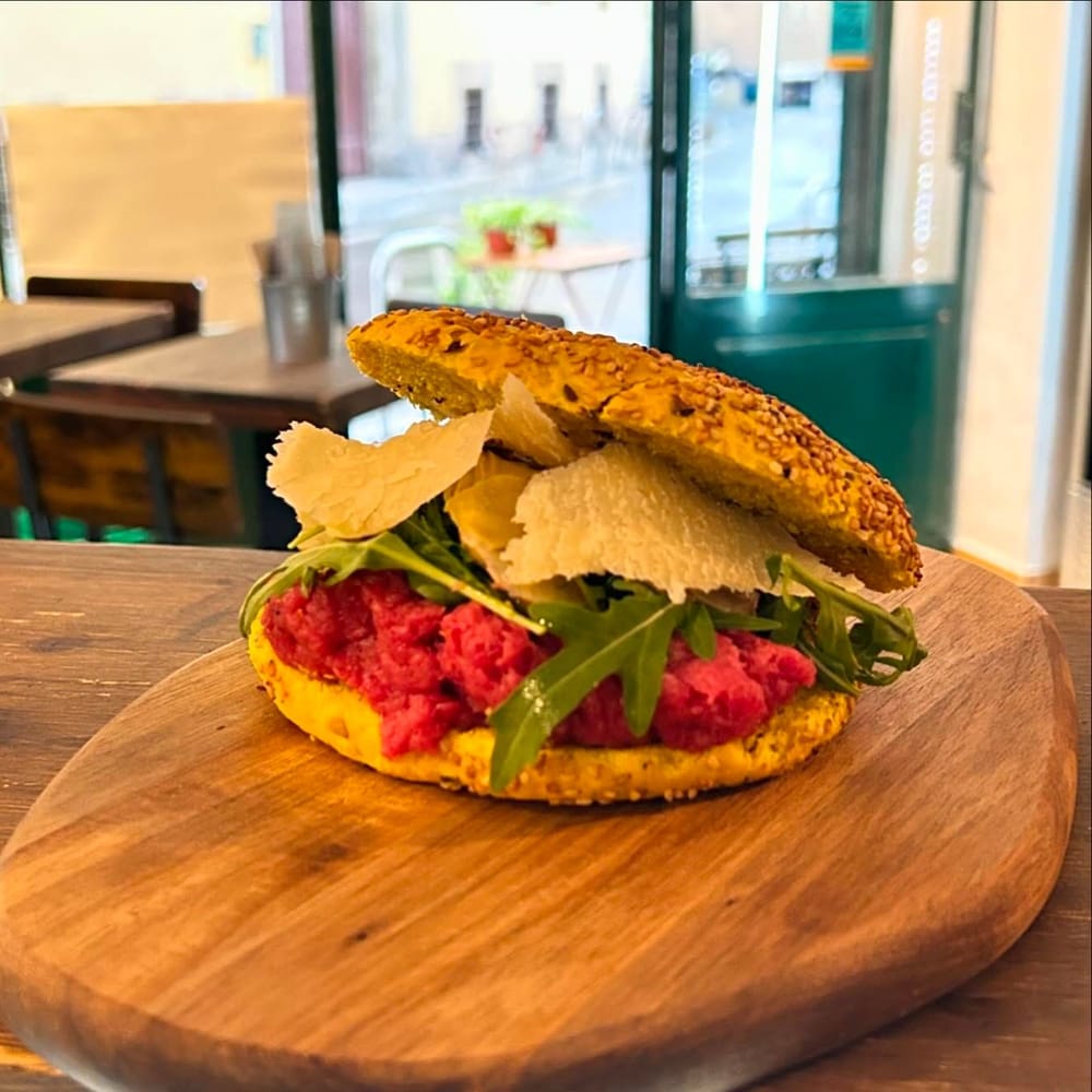 La Tartaruga ai semi sul tagliere, con la tartare, le scaglie di parmigiano e la rucola.