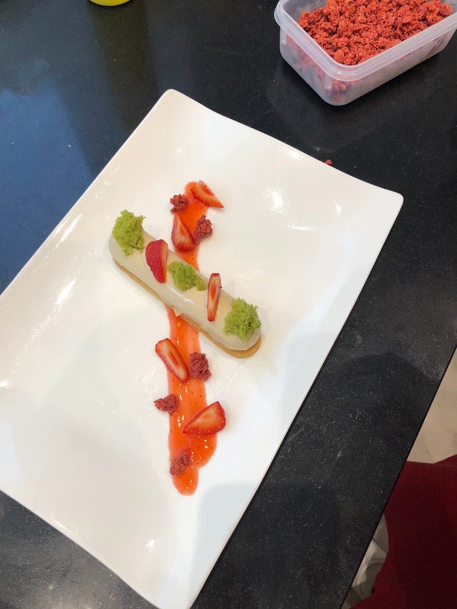 Un dolce al cucchiaio con la frutta