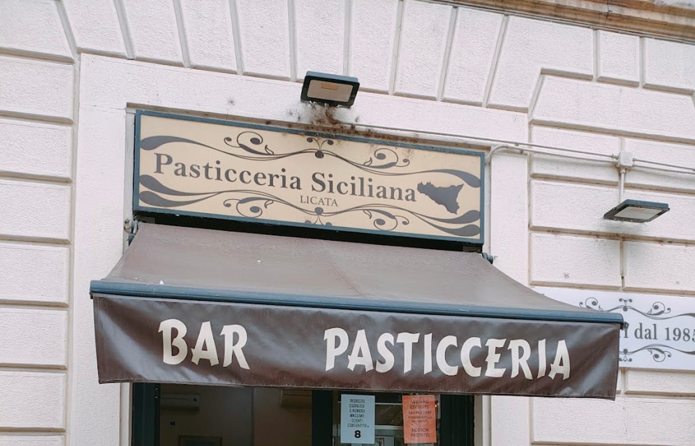La facciata della Pasticceria Siciliana Licata in Via Rembrandt