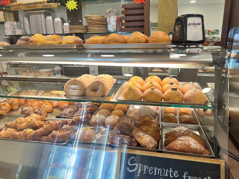 Brioche e cornetti, cartello spremute fresche
