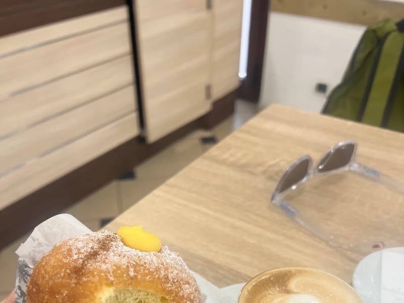 Bombolone alla crema e cappuccino
