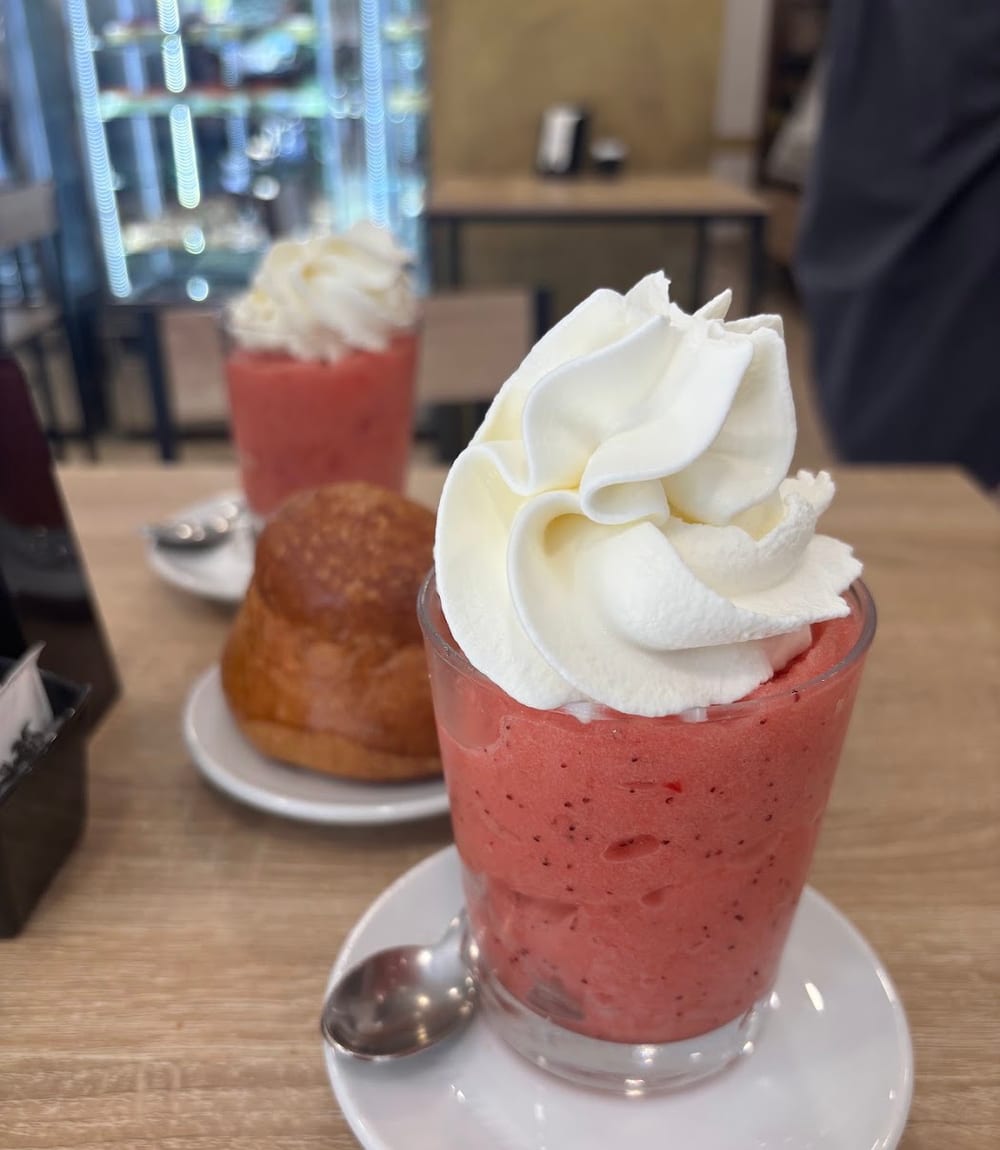 Una granita con panna e la brioche col tuppo