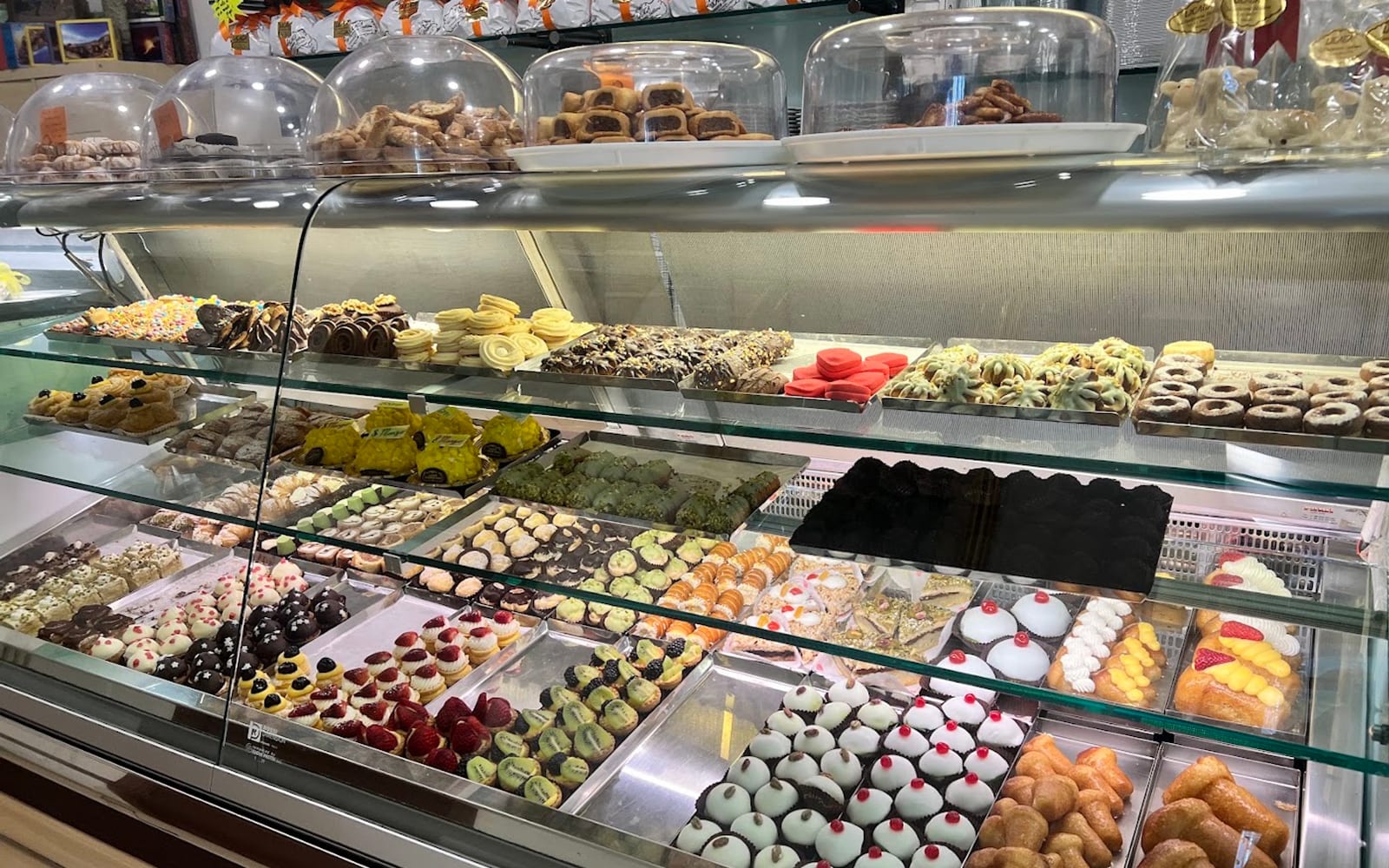 La vetrina della Pasticceria Licata, colma di dolci siciliani