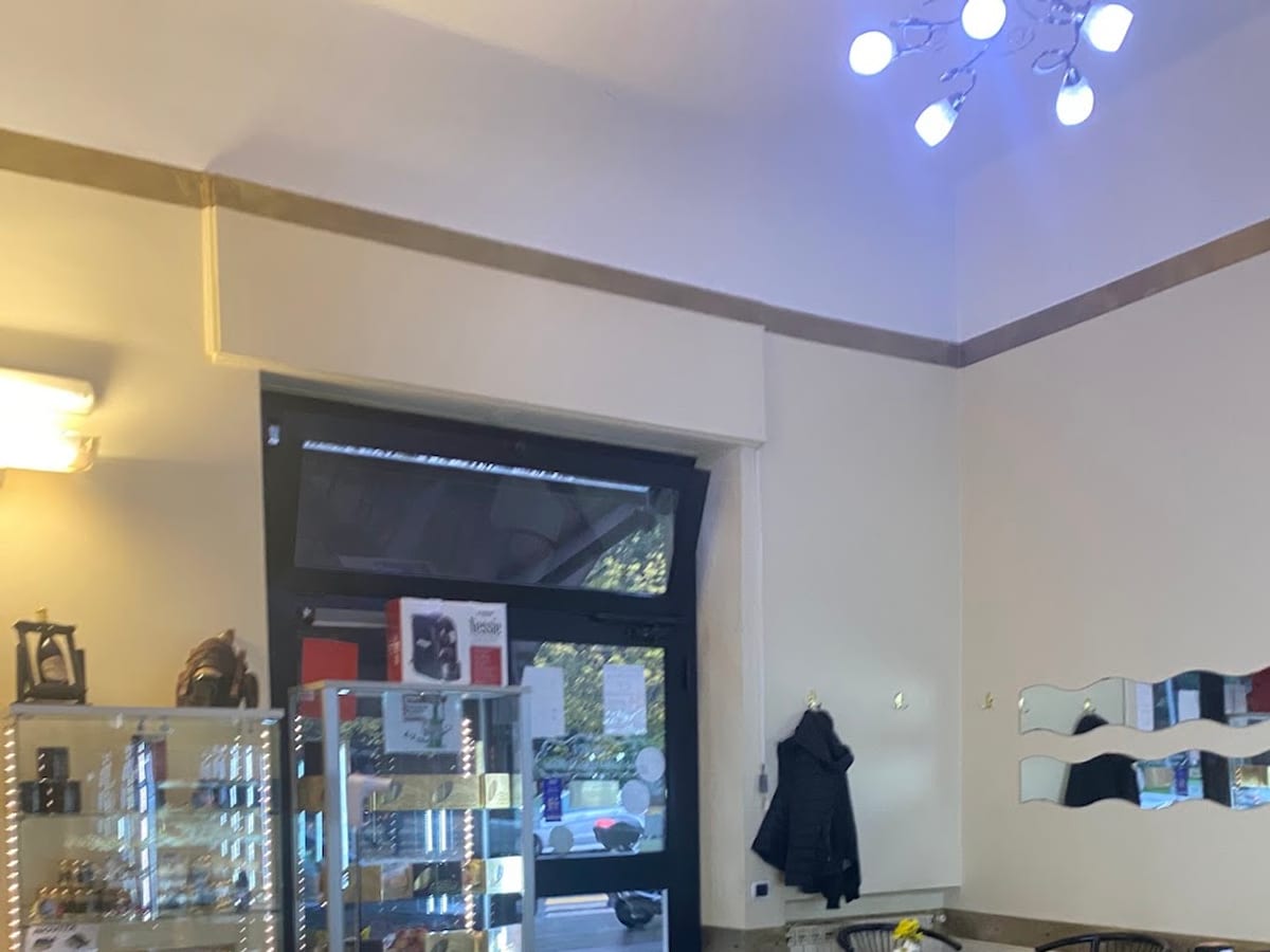 L'interno della Pasticceria Licata, con i tavolini della caffetteria