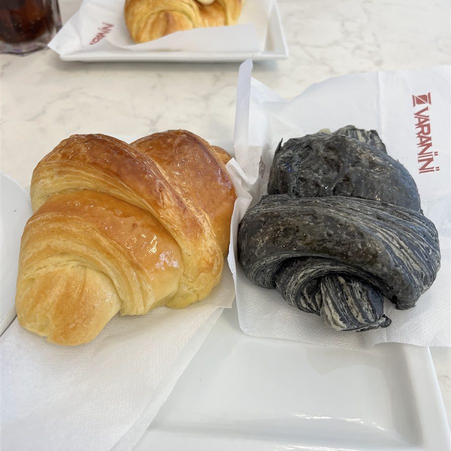 Brioche alla crema accanto alla brioche nera al carbone vegetale