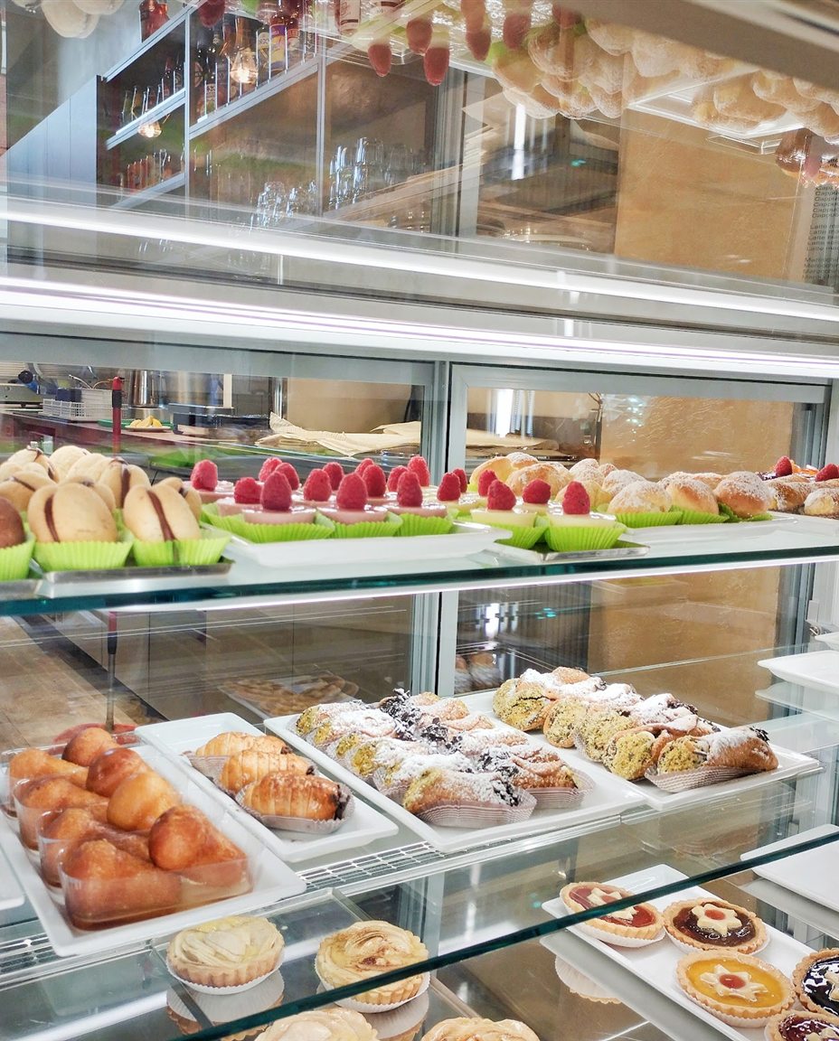 La vetrina dei dolci della Pasticceria Marí: mignon, crostatine e cannoli