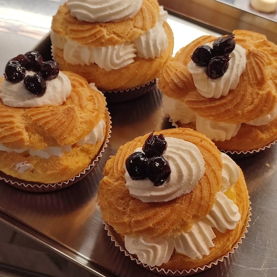 I bignè con la crema della Pasticceria Santa Maria