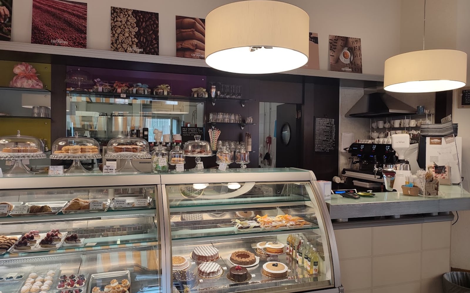 L'interno della Pasticceria Santa Maria con le vetrine piene di dolci