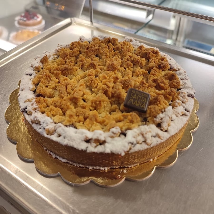 Una torta della Pasticceria Santa Maria sul vassoio dorato