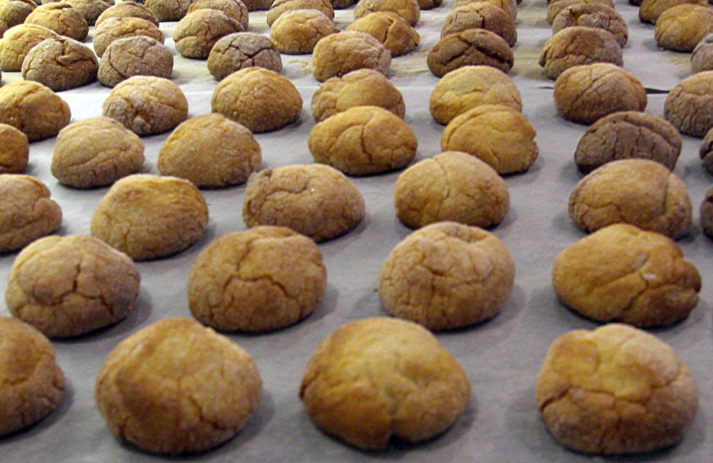 Gli amaretti morbidi di Porta Romana appena sfornati