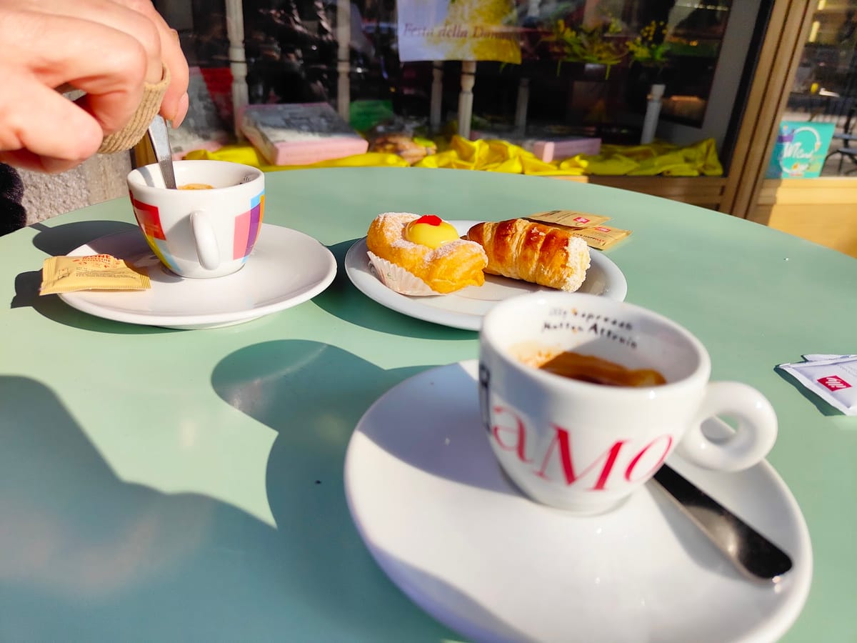 Caffè e pasticcini al tavolino
