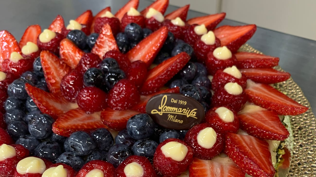 Crostata di frutta della Pasticceria Sommariva con targhetta Sommariva Milano