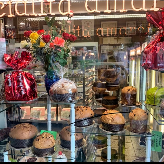 La vetrina della pasticceria con colombe e panettoni