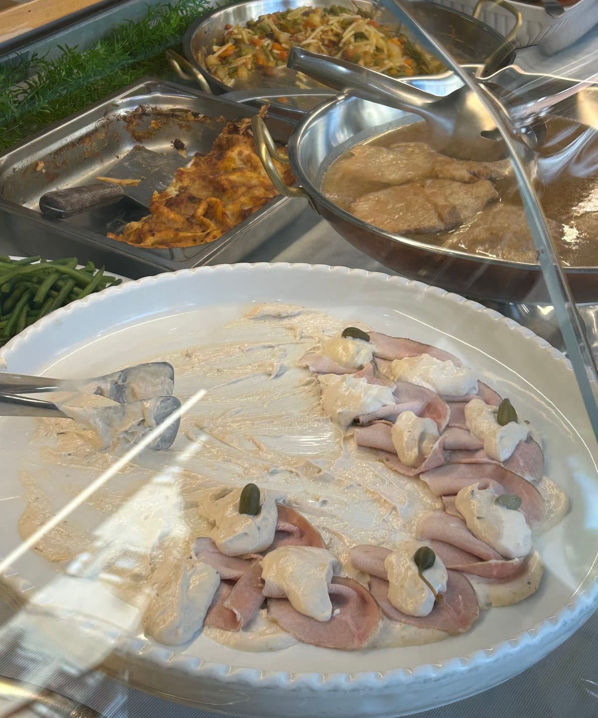 Le teglie della gastronomia sul banco: vitello tonnato e primi pronti