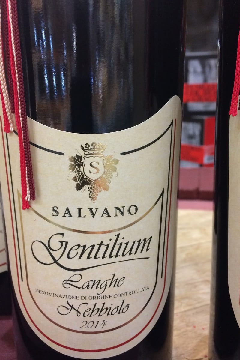 Una bottiglia di Nebbiolo delle Langhe sullo scaffale dei vini