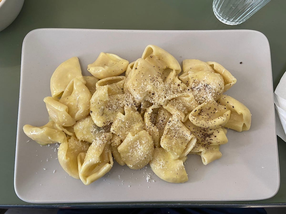 Un piatto di pasta ripiena con il pepe.