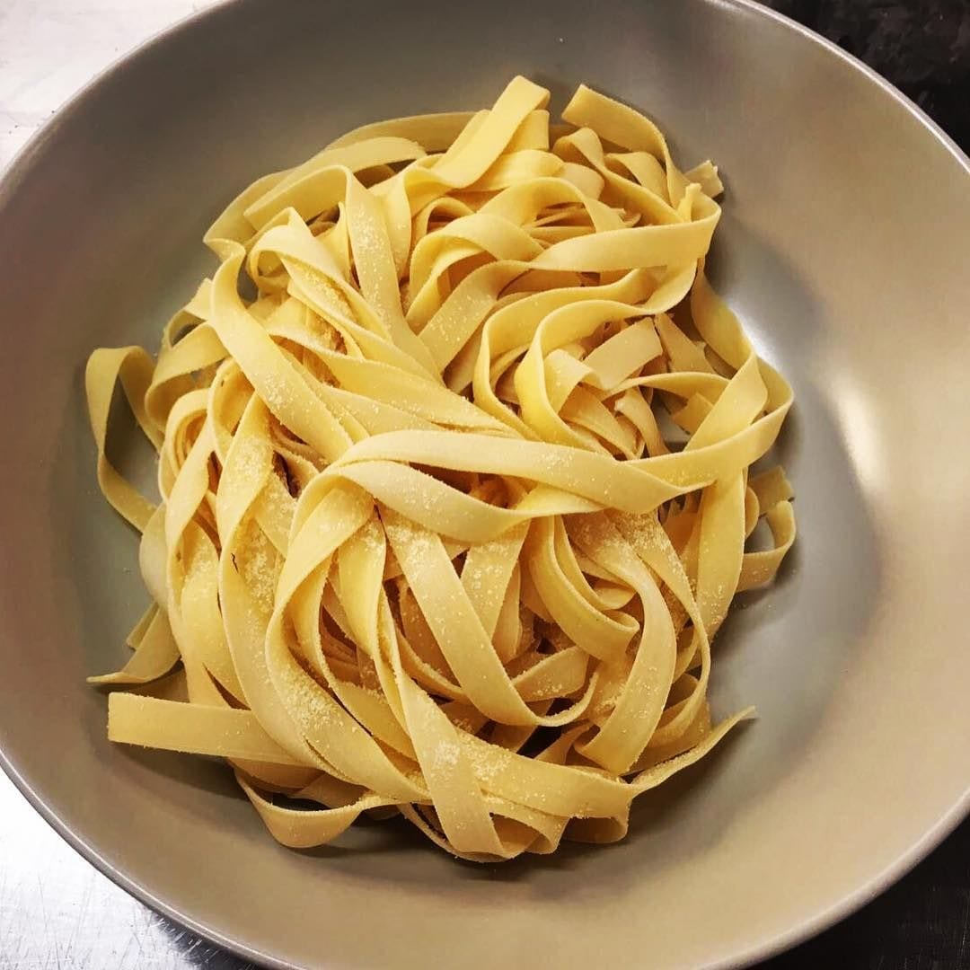 Le tagliatelle fresche in una ciotola.